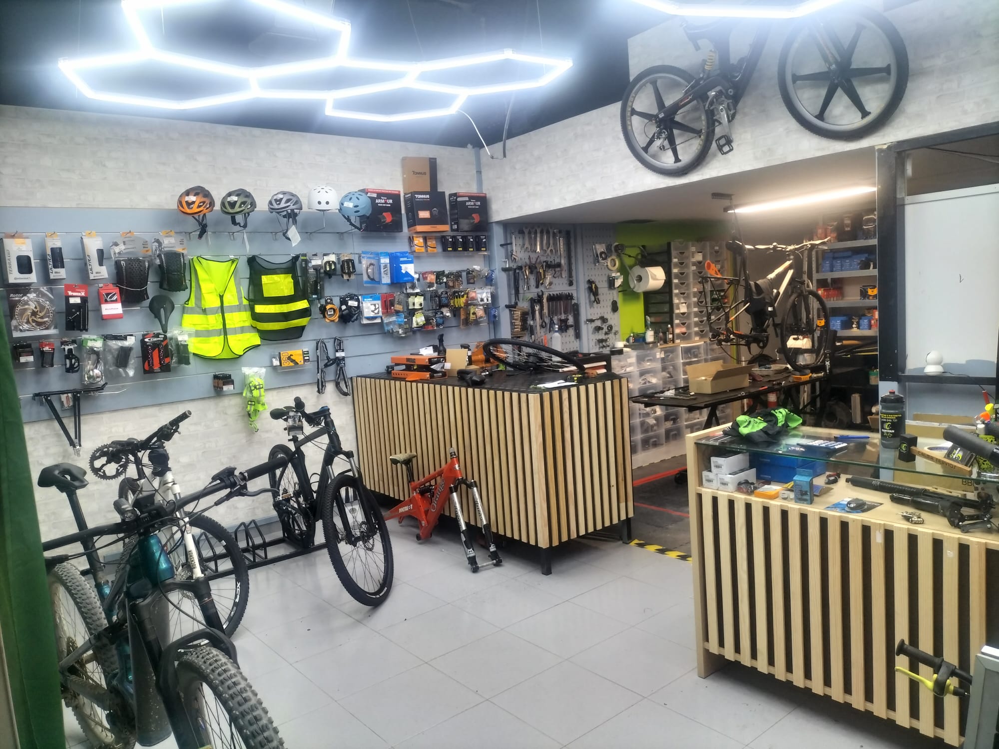Interior del taller Capitán Bike en Granada
